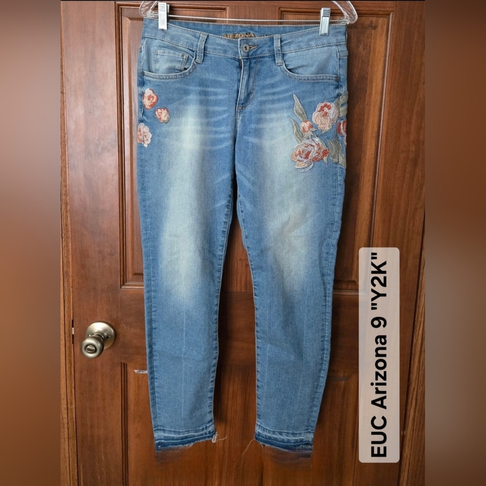 EUC "Y2K" Arizona Floral Embroidered Faded Skinny Jeans